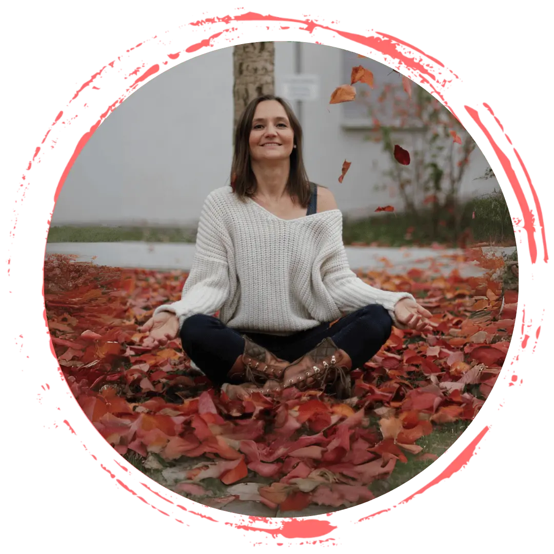Elvira Davydenko meditating outdoors on autumn leaves – Complete Life Präventionskurse